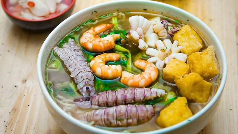 Với bún hải sản thì nguyên liệu đều là hải sản